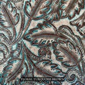Op de afbeelding: Een close-up van een turquoise en bruin leer met een reli&euml;fpatroon van bloemen. Het leer heeft een textuur en een verweerde uitstraling.