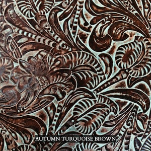 Op de afbeelding: Close-up van een bruine lederen textuur met een turquoise bloemenpatroon. De tekst "AUTUMN TURQUOISE BROWN" is zichtbaar onderaan de afbeelding.