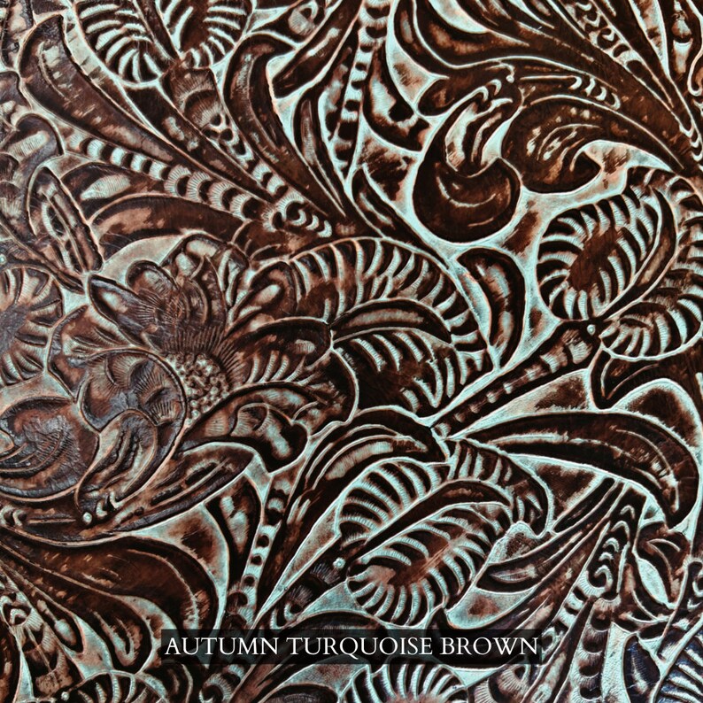 Op de afbeelding: Close-up van een bruine lederen textuur met een turquoise bloemenpatroon. De tekst "AUTUMN TURQUOISE BROWN" is zichtbaar onderaan de afbeelding.