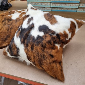 Funda de cojín/almohada de piel de vaca tricolor - ¡Hecha a mano y disponible en varios tamaños! imagen 7