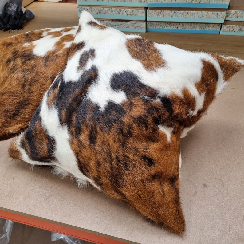 Funda de cojín/almohada de piel de vaca tricolor - ¡Hecha a mano y disponible en varios tamaños! imagen 7