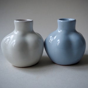 Jarrón pequeño vintage Jarrón de cerámica vidriada pequeño Diseño de cerámica estonia Artículo coleccionable Jarrón retro blanco o azul claro