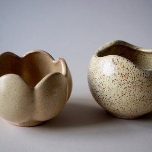 Ensemble de 2 petits vases vintage Petits vases en poterie émaillée Vases en céramique estonien Design Objet de collection Beige Vases rétro