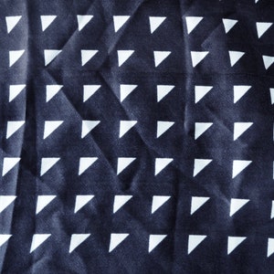 vintage Noir Blanc Triangle Tissu Rétro vintage Tissu Viscose pour Coudre Textile Fabriqué en URSS 1970s ère Geometric Pattern Print