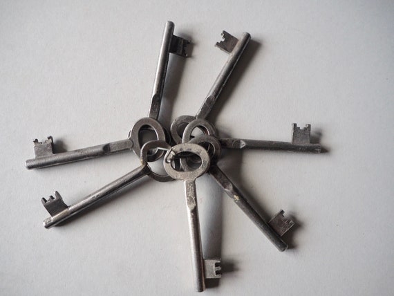 Seven Vintage Keys Vintage Skeleton Key Rusty Keys Old Key Steam Punk Keys  Goth Accessories Art Project Keys From 1960s 