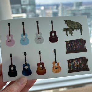¡Hoja de pegatinas para piano y guitarra con canciones sorpresa! Perfecto para computadora portátil, parachoques, casco, iPad, coche, equipaje, taza, botella de agua, computadora, teléfono móvil