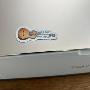 ¡Pegatinas con canciones sorpresa de la gira The Secret of Us! ¡Incluye una pegatina de guitarra con la canción sorpresa de tu noche de concierto!