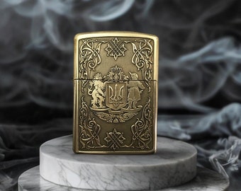 ジッポーライター。手彫り。ウクライナの国章、ウクライナの国民的模様。ユニークなギフト、コレクター向けライター。 3/10作成