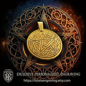 Può includere: Ciondolo in oro con una stella a cinque punte con un motivo a nodo celtico. Il ciondolo è su uno sfondo scuro con un pentagramma dorato.