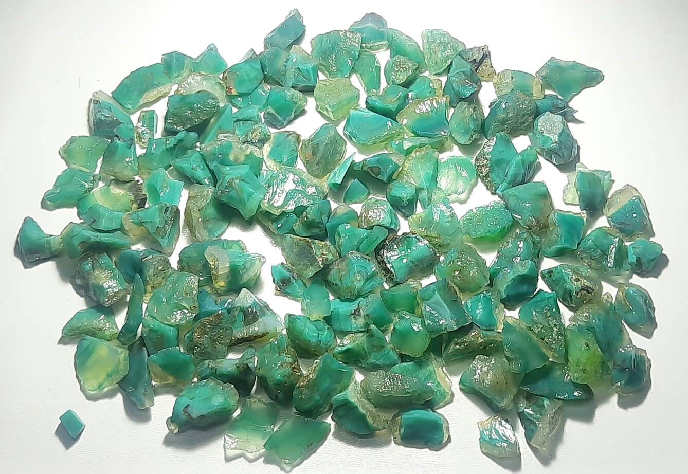 ミルキーグリーンの癒し　柔光オニキススカル　希望の守護　叡智　鉱石　彫刻 グリーン オニキスの原石:オニキス スライス、研磨されていない