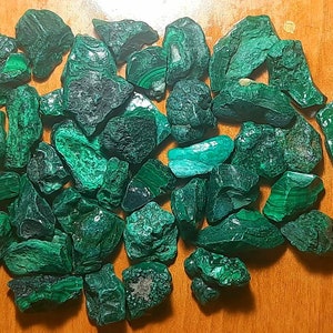 Piedra preciosa en bruto de tamaño grande de malaquita natural, rebanadas de malaquita, especímenes de malaquita, materia prima de malaquita, malaquita en bruto para la fabricación de joyas.
