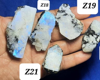 Pietra di luna arcobaleno bianca grezza: lastre blu appariscenti, esemplari di pietre preziose grezze