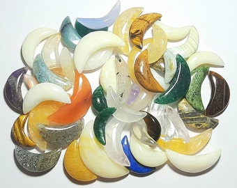 Cabochon di pietre preziose a forma di mezzaluna di diverse dimensioni: quarzo, avventurina, onice, agata, diaspro