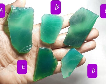 Pietra preziosa grezza di onice verde: fetta di onice tinta, roccia di onice non lucidata, gioielli grezzi, guarigione, cabochon, perline, intaglio, artigianato, lastra decorativa, scultura.