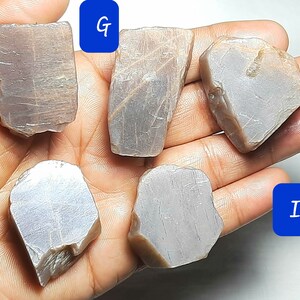 Puede incluir: Seis piezas de piedra lunar en bruto, grises e iridiscentes. Las piedras son de varias formas y tama&ntilde;os. Las piedras est&aacute;n etiquetadas con las letras F, G, H, I y J.