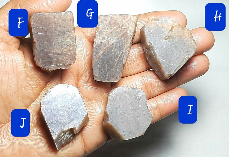 Puede incluir: Seis piezas de piedra lunar en bruto, grises e iridiscentes. Las piedras son de varias formas y tama&ntilde;os. Las piedras est&aacute;n etiquetadas con las letras F, G, H, I y J.