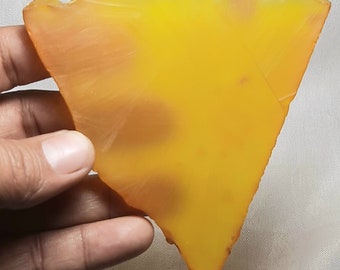 Pietra preziosa grezza di onice giallo: fetta di onice tinta, roccia di onice non lucidata, gioielli grezzi, guarigione, cabochon, perline, intaglio, artigianato, lastra decorativa, scultura.