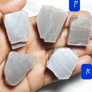 Puede incluir: Cinco piezas de piedra lunar cruda, sin pulir, iridiscente y gris. Las piedras son de varias formas y tama&ntilde;os.