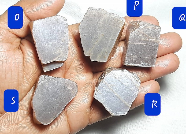 Puede incluir: Cinco piezas de piedra lunar cruda, sin pulir, iridiscente y gris. Las piedras son de varias formas y tama&ntilde;os.