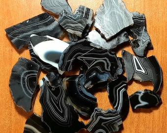 Schwarz gebänderter Onyx Rohedelstein: Gefärbte Onyx Scheibe, unpolierter Onyx Rock, Roher Schmuck, Heilung, Cabochon, Perlen, Schnitzen, Handwerk, dekorative Platte, Frieden
