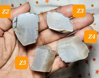Ejemplar de piedra lunar blanca en bruto: losa de piedra preciosa sin pulir, rebanadas de piedra lunar gris, trozo de roca