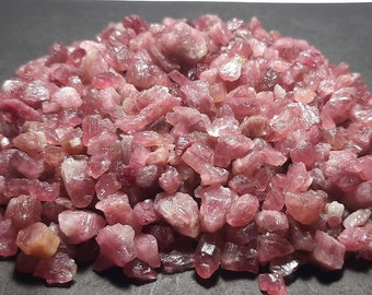 Esemplari di pietra preziosa grezza di tormalina rosa naturale