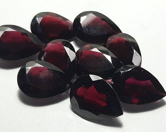 Pietra preziosa naturale a forma di pera sfaccettata di granato: anello, orecchini, pendente, braccialetti, gioielli, collana, artigianato, guarigione, pietra portafortuna, regalo, amore, purezza, arte, arredamento.