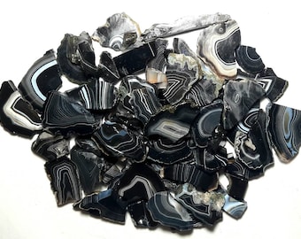 Schwarz gebänderter Onyx Rohedelstein: Gefärbte Onyx Scheibe, unpolierter Onyx Rock, Roher Schmuck, Heilung, Cabochon, Perlen, Schnitzen, Handwerk, dekorative Platte, Frieden