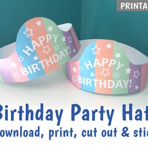 Puede incluir: Sombreros de fiesta imprimibles con un diseño de rayas arcoíris pastel y el texto "¡Feliz cumpleaños!" en blanco.