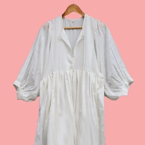 Midikleid, Minikleid, langes weißes Kleid, tiefer Halsausschnitt mit Stringverschluss