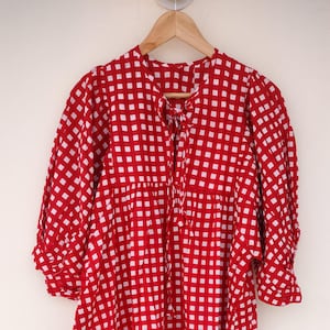 Vestido de algodón con estampado de bloques rojos: escote profundo, mini/midi