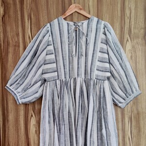 Gedrucktes Midikleid, Minikleid, tiefer Hals mit Stringverschluss, langes und kurzes Block-Print-Kleid