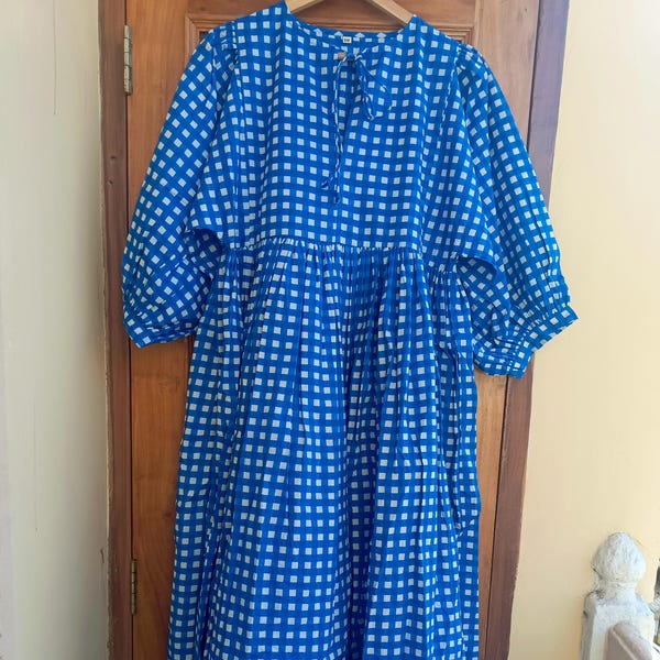 Robe midi en gaze de coton imprimée à la main | Style bohème, décolleté plongeant, fermeture à lacets