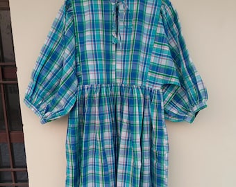 Vestido midi de algodón Madras: cuello profundo con estampado floral en bloques
