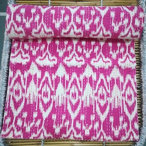 Trapunta Kantha Ikat rosa fatta a mano: copriletto in cotone indiano (233x277 cm)