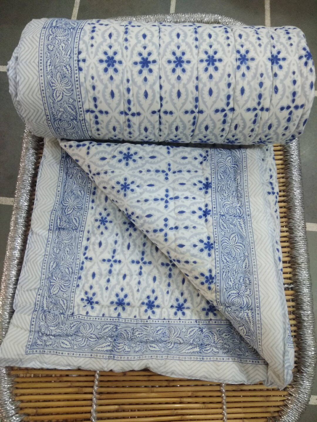 ハンドブロックプリントコットンキルト：リバーシブル花柄ベッド