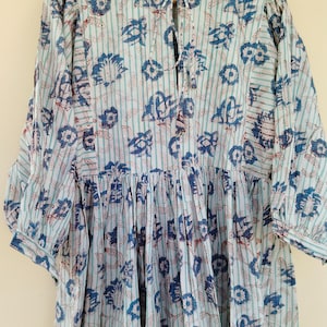Langes Block-Print-Kleid, tiefer Hals mit Stringverschluss, Midikleid, Minikleid,