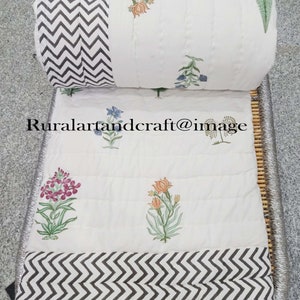 Edredón de algodón con estampado floral en bloques hecho a mano: manta reversible Kantha