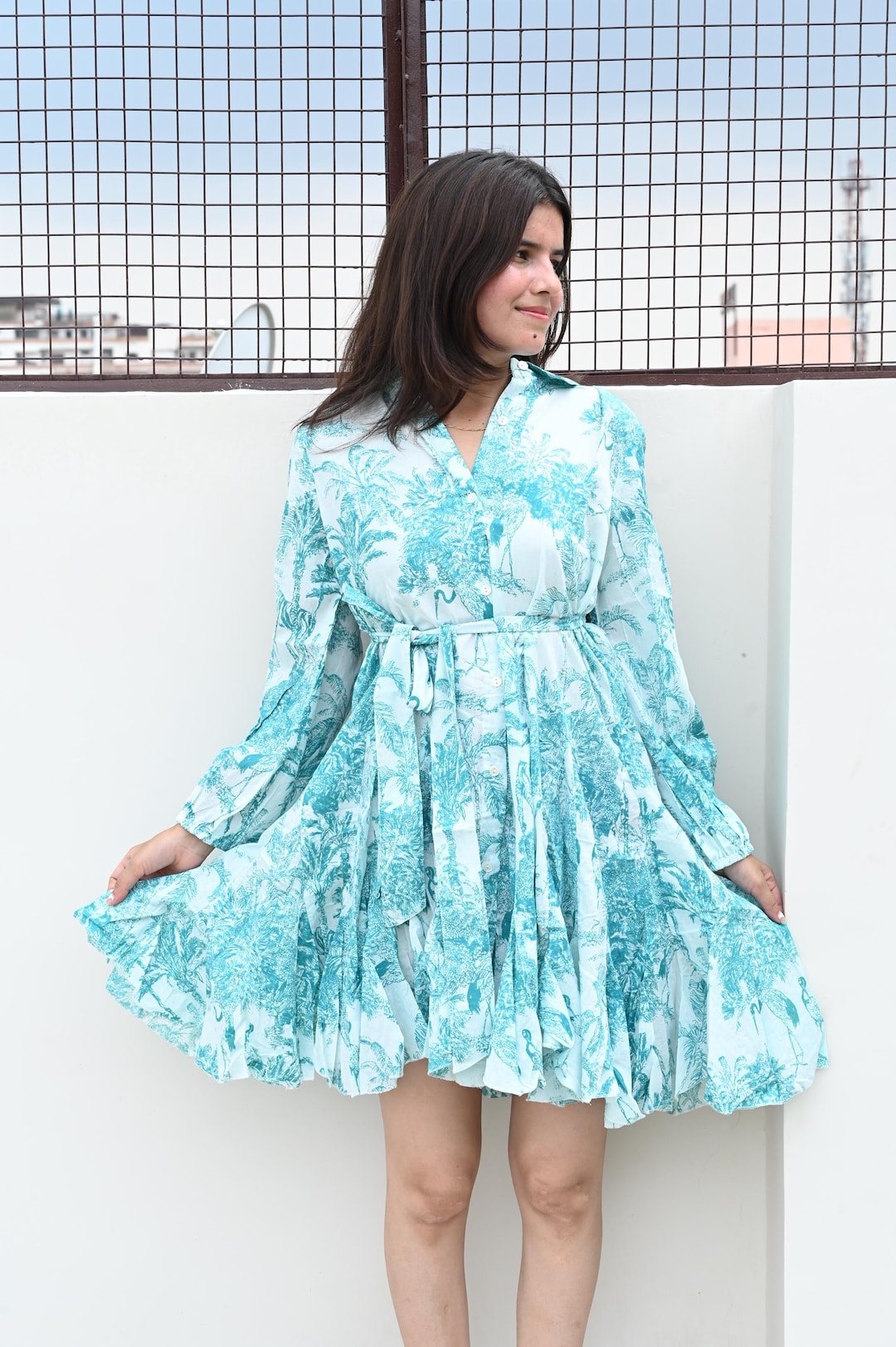 ベルト付きブルートロピカルプリントコットンシャツドレス