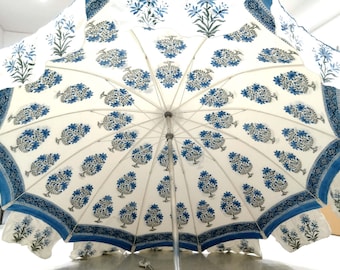 Blauwe gebloemde handgeprinte tuinparaplu met standaard