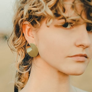 Cirkelvormige schijfoorbellen grote gouden stekers, messing schijfoorbellen voor vrouwen, grote ronde oorbellen, ronde statement oorbellen geometrische oorbellen