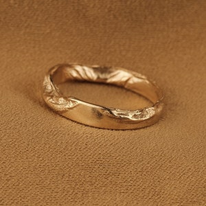 Einzigartiger Ring Gold gehämmert Ring, Gehämmert Goldring, Goldring für Frauen, Minimalist Ring, Rustikaler Goldring, Stapelring Gold, Goldring Bild 3
