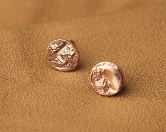 Pendientes de botón de oro rosa con textura de oro rosa. Bonitos pendientes de botón, pequeños pendientes de botón, con lunares, mini pendientes de botón, regalo de joyería.