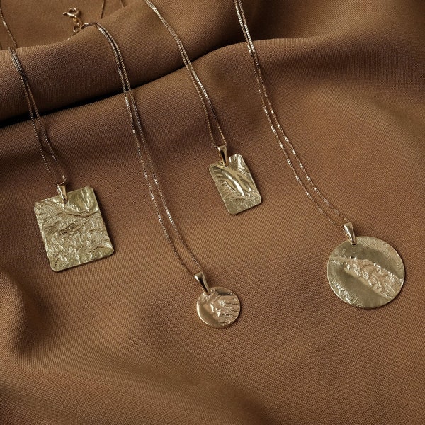 Gold Halsketten für Frauen Gold layered Halskette 2er Set Minimal Layering Halskette Ooak Quadrat Medaillon Halskette Valentinstag Geschenk für Sie