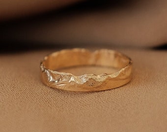 Biologische gouden ringen voor vrouwen, unieke ring Goud gehamerde ring, Minimalistische getextureerde ring, Rustieke gouden ring, Gouden stapelring, Gouden bandring