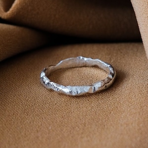 Anillo de plata martillado para mujeres, Anillo de compromiso minimalista único, Anillo meñique para hombre delgado, Anillo de promesa para él, Anillo texturizado de plata de ley