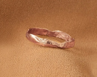 Dünner Roségoldring strukturiert, zarter Roségoldring, minimalistischer Ring zierlich, Pinky-Versprechensring, einzigartiger gehämmerter Ring, Midi-Ring