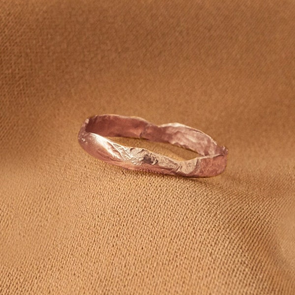 Dünner Roségoldring strukturiert, zarter Roségoldring, minimalistischer Ring zierlich, Pinky-Versprechensring, einzigartiger gehämmerter Ring, Midi-Ring