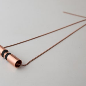 Industrieller Schmuck, Minimalist statement Halskette, Schlichte schwarze Halskette mit roségoldener Schlangenkette und Röhrenanhänger, Kupferrohr Halskette Bild 1