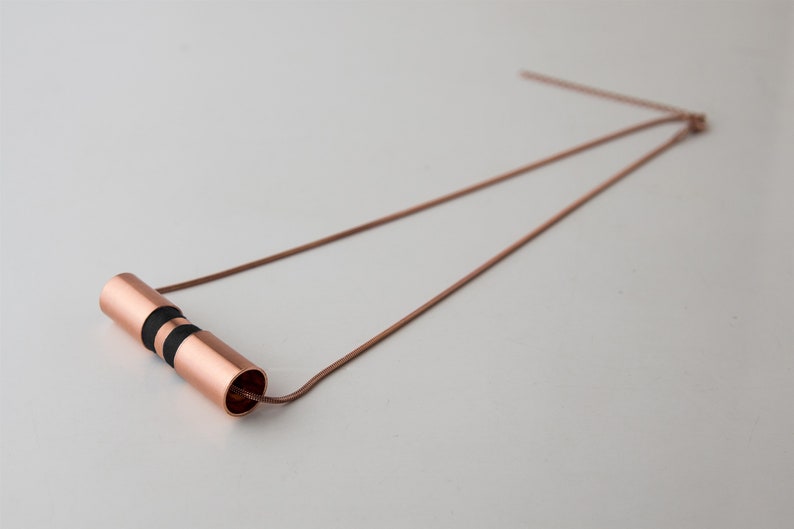 Industrieller Schmuck, Minimalist statement Halskette, Schlichte schwarze Halskette mit roségoldener Schlangenkette und Röhrenanhänger, Kupferrohr Halskette Bild 1